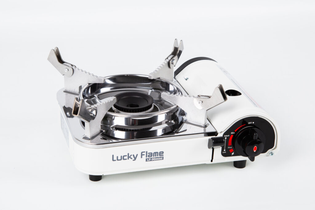 Lucky Flame LF-90 Mini Gaskocher mit MSF-1A-Kartusche beim Camping mit VW Bus
