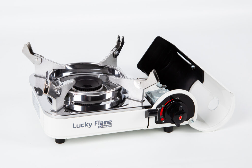 Lucky Flame LF-90 Mini Gaskocher mit MSF-1A-Kartusche beim Camping mit VW Bus