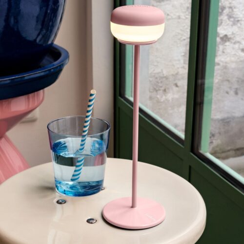 Fatboy Cheerio Soft Pink LED-Tischlampe auf Campingtisch vor VW California