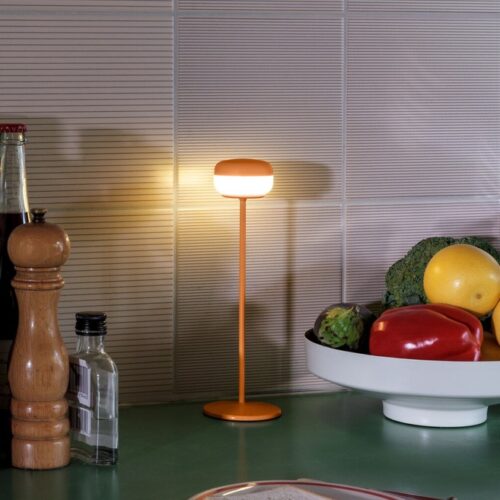 Fatboy Cheerio Sunny Orange LED-Tischlampe auf Campingtisch vor VW California