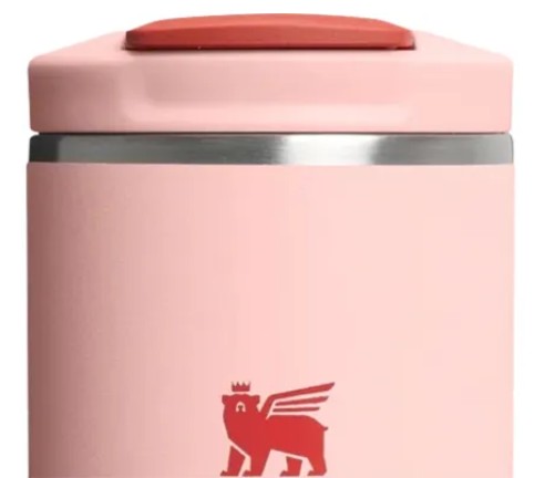 Stanley AeroLight Thermobecher Peach Rose auf dem Campingtisch vor einem VW California