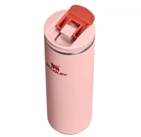 Stanley AeroLight Thermobecher Peach Rose auf dem Campingtisch vor einem VW California