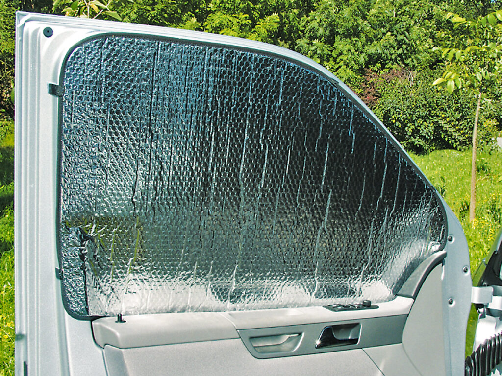 BRANDRUP ISOLITE Inside an den Fahrerhausfenstern eines VW T5 mit PKW-Verkleidung
