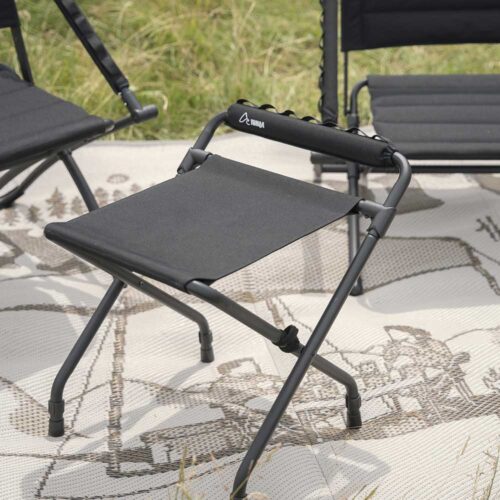 BUSBOXX YONQA High & Low Outdoor-Hocker neben einem VW Camper