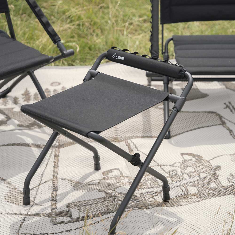 BUSBOXX YONQA High & Low Outdoor-Hocker neben einem VW Camper